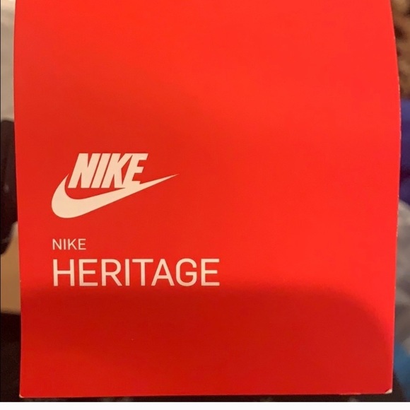 New Nike fenny bag front zipper and back zip pocket inside new with tag - Picture 5 of 7